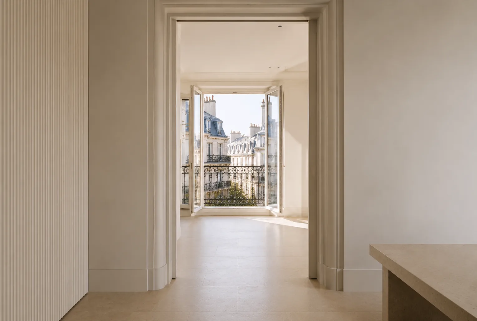 Entrée en pierre claire avec porte en bois foncé et poignée en laiton